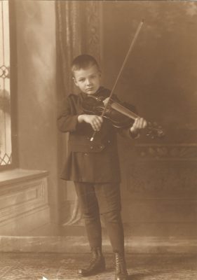 lewis gregg ii playing violin at 8 years old